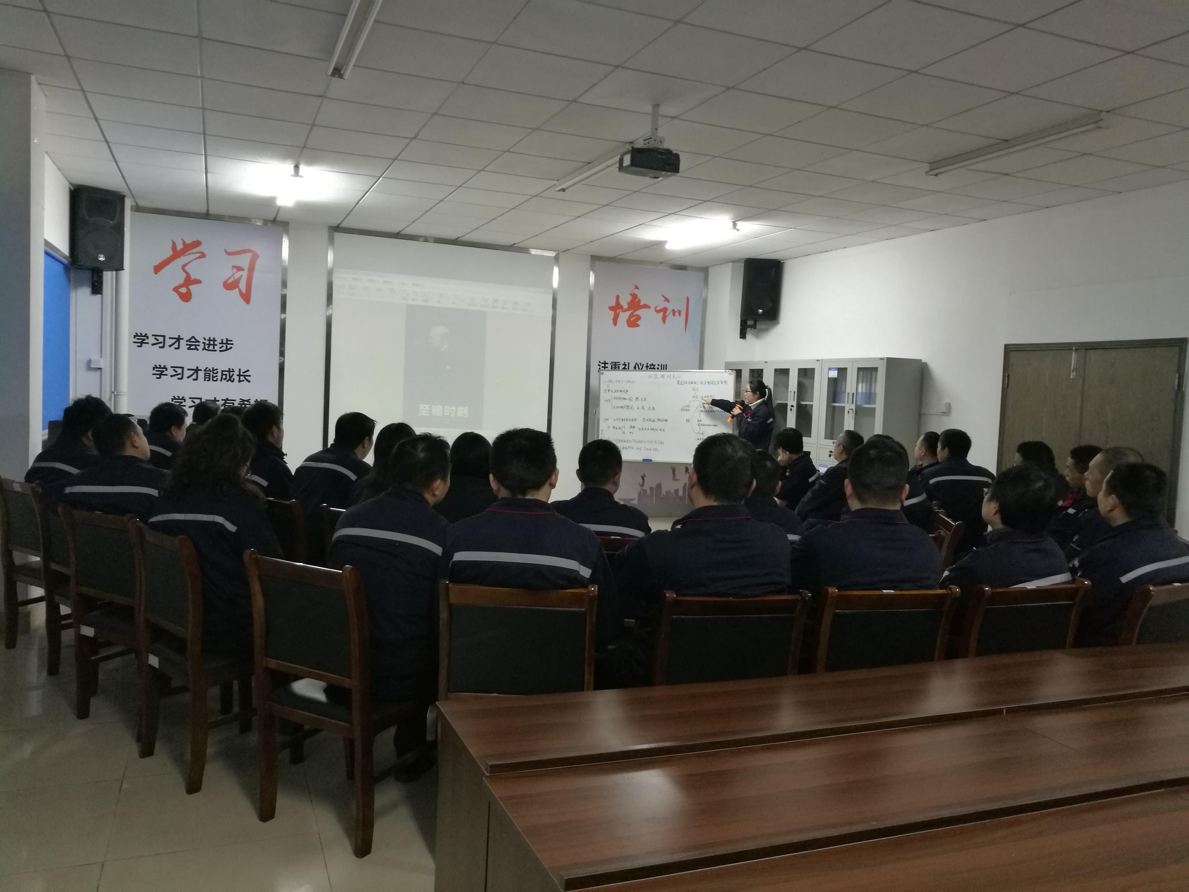觀影《至暗時(shí)刻》——世上無難事，只要肯攀登